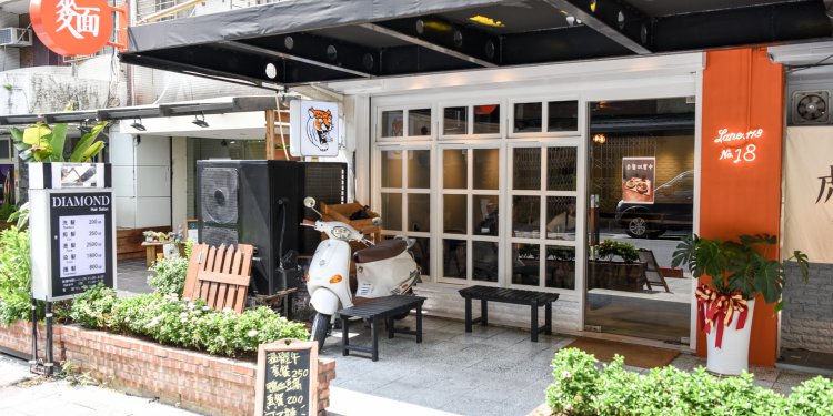 配溫體牛肉湯的麻辣乾拌麵 – 虎笑麵屋